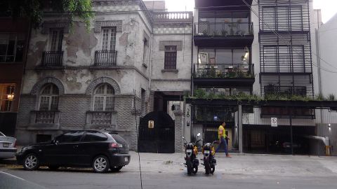 Edificios de inicios del siglo XX deteriorados junto a una torre de lofts reci&eacute;n construidos en la colonia Roma, en la Ciudad de M&eacute;xico.