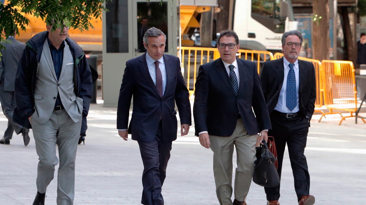 <p>Los acompañantes de Puigdemont dicen al juez que el expresident se iba a entregar en Bélgica</p> <p>Los acompañantes de Puigdemont dicen al juez que el expresident se iba a entregar en Bélgica</p>