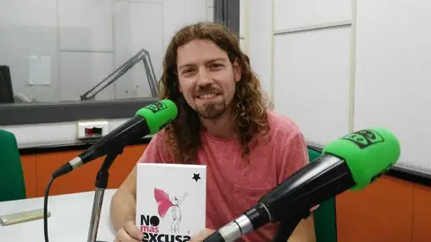 Iván Ojanguren en los estudios de Onda Cero Gijón Presenta su libro "No más excusas"