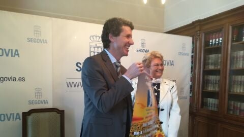 Juana Borrego, presidenta de FEMUR , junto a Andr&eacute;s Torquemada, concejal de Servicios Sociales, presentan la Feria de la Mujer Rural.