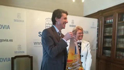 Juana Borrego, presidenta de FEMUR , junto a Andrés Torquemada, concejal de Servicios Sociales, presentan la Feria de la Mujer Rural. Juana Borrego, presidenta de FEMUR , junto a Andrés Torquemada, concejal de Servicios Sociales, presentan la Feria de la Mujer Rural.