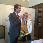 Juana Borrego, presidenta de FEMUR , junto a Andrés Torquemada, concejal de Servicios Sociales, presentan la Feria de la Mujer Rural. Juana Borrego, presidenta de FEMUR , junto a Andrés Torquemada, concejal de Servicios Sociales, presentan la Feria de la Mujer Rural.