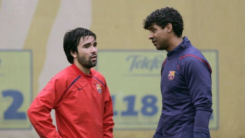 Deco dialoga con Rijkaard durante un entrenamiento