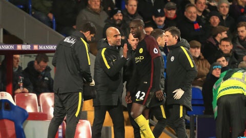 Guardiola se dirige a Tour&eacute; en un partido del Manchester City