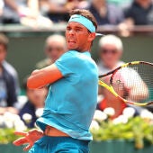 Nadal golpea con su 'drive' en el partido contra Marterer