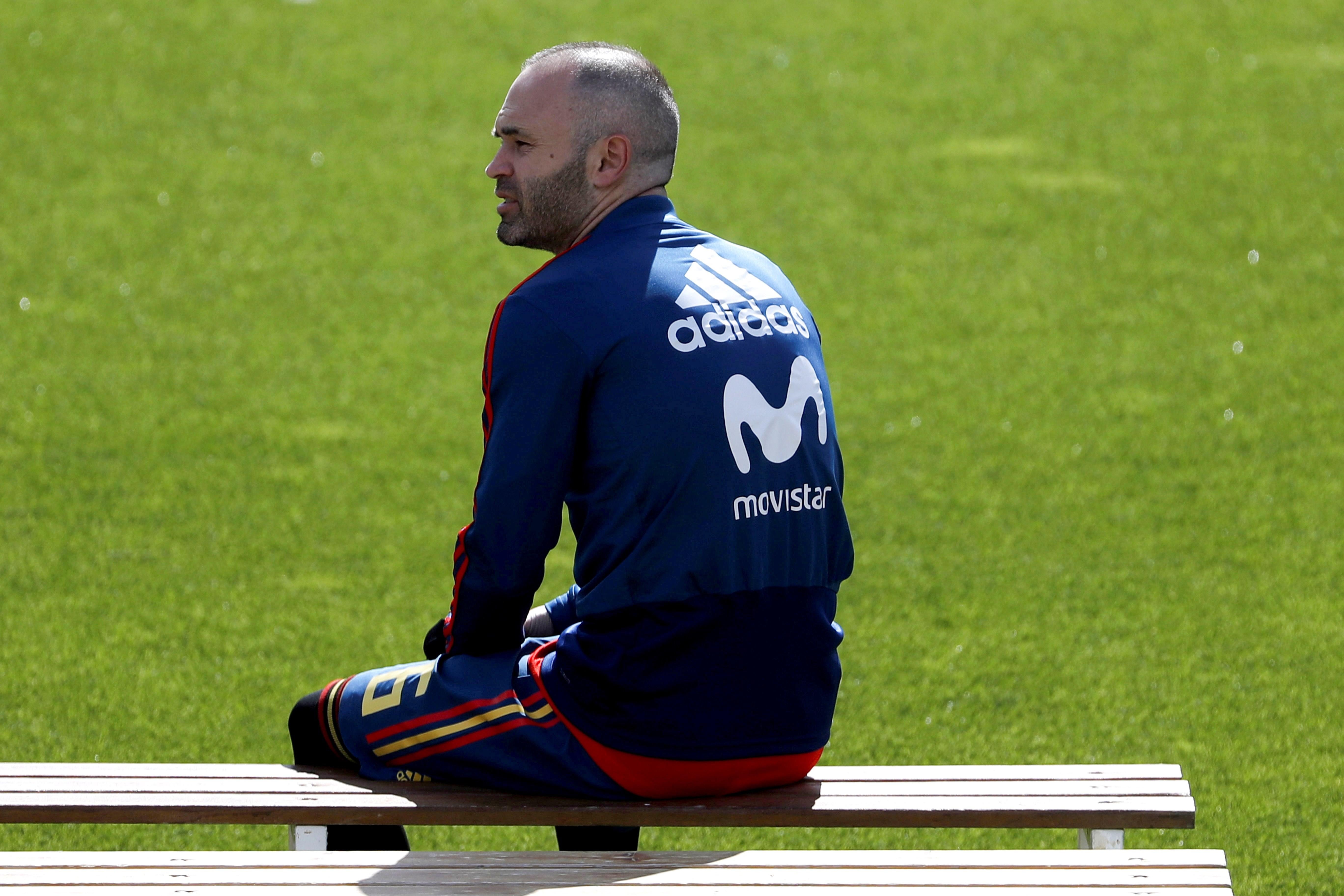 <p>Iniesta no descarta seguir tras el Mundial: "No vendría por lo que he hecho, si no porque estoy en condiciones"</p> <p>Iniesta no descarta seguir tras el Mundial: "No vendría por lo que he hecho, si no porque estoy en condiciones"</p>