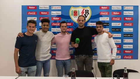 Alberto, Javi Rubio y Luis Meseguer, jugadores del Juvenil del Rayo Vallecano junto a Ra&uacute;l Granado