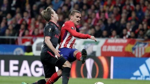 Griezmann dispara ante la defensa de Monreal
