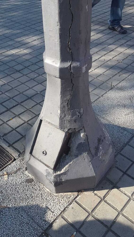 Farola agrietada en la plaza Jardín d Aspe