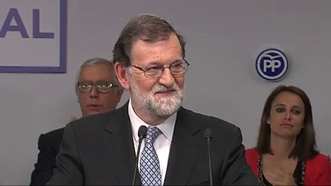 <p>Rajoy, emocionado por los aplausos tras anunciar que deja el liderazgo del PP: "Venga, que alguien pare, co&ntilde;o"</p>