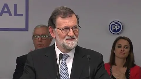 <p>Rajoy, emocionado por los aplausos tras anunciar que deja el liderazgo del PP: "Venga, que alguien pare, co&ntilde;o"</p>