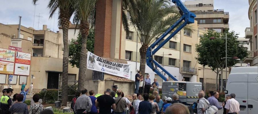 ARCHIVO || Momento de la retirada de la Cruz de los Caídos. ARCHIVO || Momento de la retirada de la Cruz de los Caídos.
