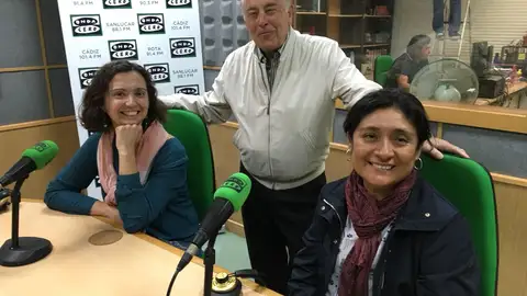 Madre Coraje Cádiz Aury Yarlequé forma parte del Centro de Apoyo a Niños/as Adolescentes Trabajadores, está en Cádiz para hablarnos del proyecto de emergencia para colaborar con familias que perdieron sus viviendas o que sufrieron graves daños asociadas al fenómeno del ‘Niño Costero’ en Perú. Eduardo Flores nos habla de su nueva novela "Lejos y nunca", y las recetas más fresquitas de cara al verano con el Grupo Gastronómico Gaditano.