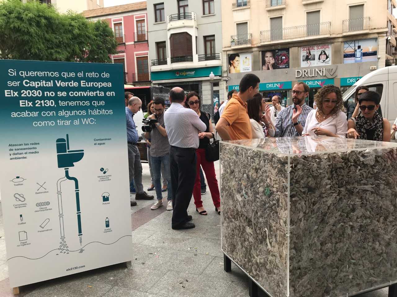 <p>La acumulación de toallitas en la red de alcantarillado de Elche provoca un gasto de 900.000 euros al año en desatascos</p> <p>La acumulación de toallitas en la red de alcantarillado de Elche provoca un gasto de 900.000 euros al año en desatascos</p>