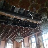 Detalle del falso techo desprendido en el Salón de Plenos del Ayuntamiento de Palencia.