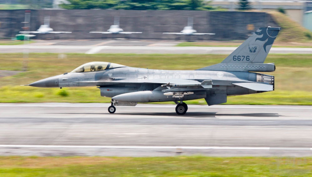 Un avión F-16 a punto de despegar en la base aérea de Hualien en Taiwán
