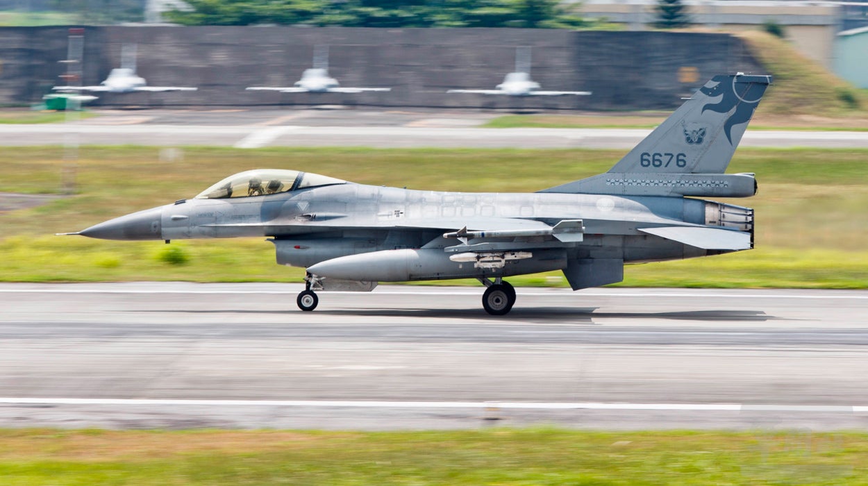 <p>Muere un piloto de F-16 taiwanés al estrellarse su avión durante unas maniobras</p> <p>Muere un piloto de F-16 taiwanés al estrellarse su avión durante unas maniobras</p>