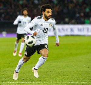 Salah conduce el balón en un partido de Egipto Salah conduce el balón en un partido de Egipto