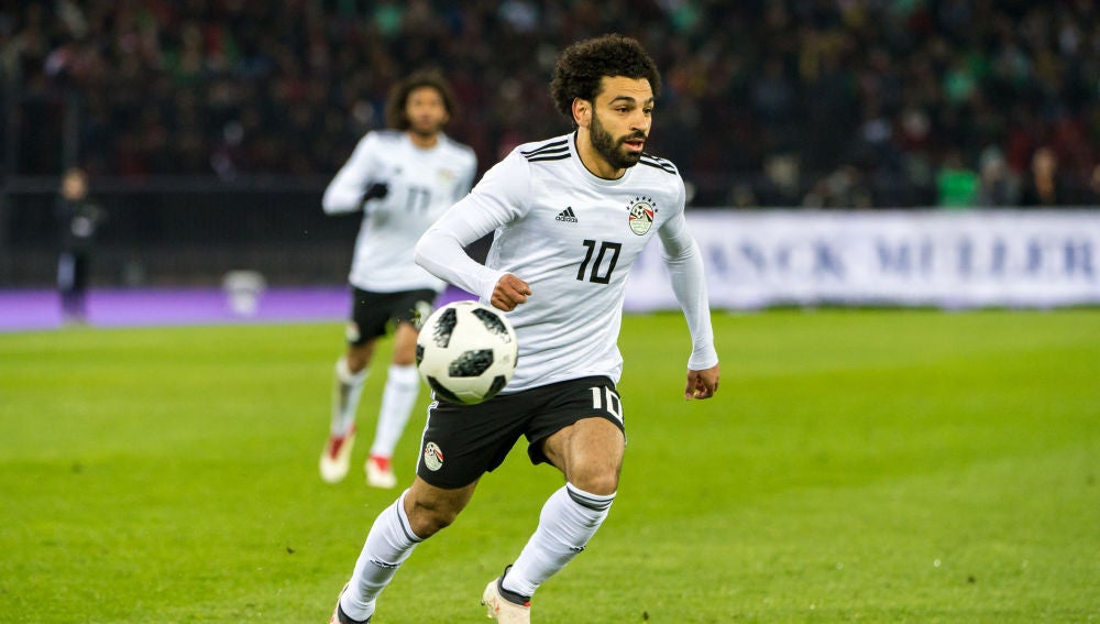 Salah conduce el balón en un partido de Egipto