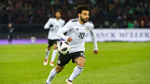 Salah conduce el bal&oacute;n en un partido de Egipto