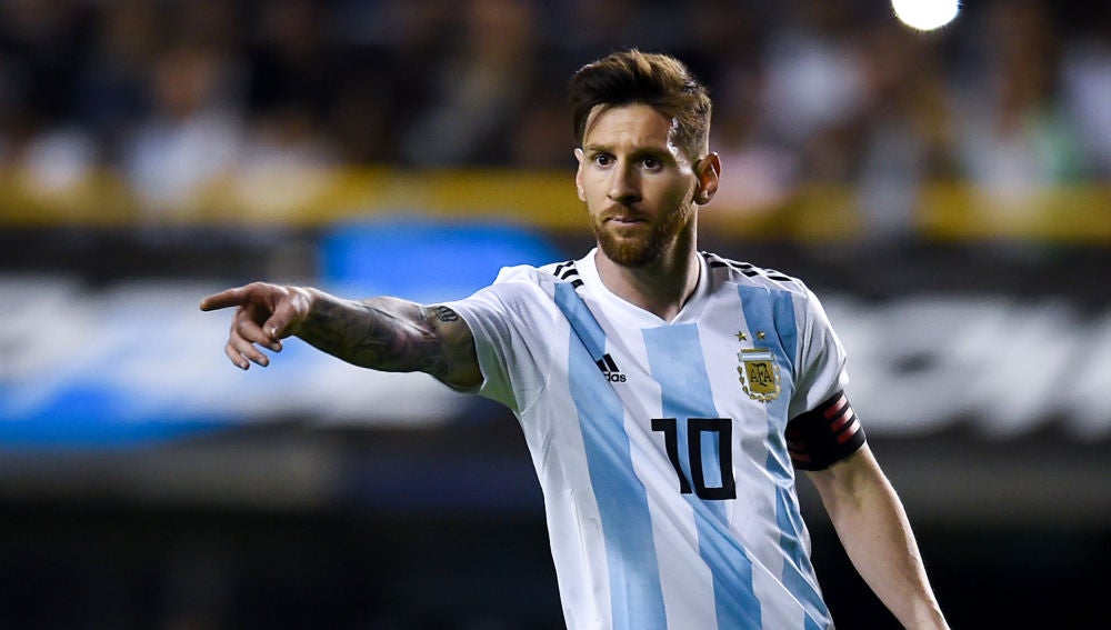Leo Messi da indicaciones durante un partido de la selección argentina