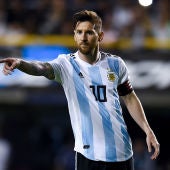 Leo Messi da indicaciones durante un partido de la selección argentina