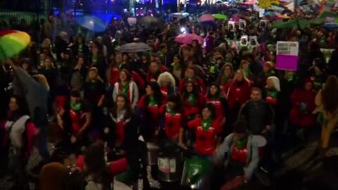 <p>Multitudinario grito por aborto legal se suma al "Ni Una Menos" en Argentina</p>