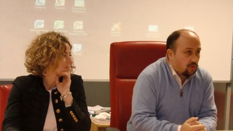 Cristina Tirado y el actual presidente de AJE, Rodrigo Caballero