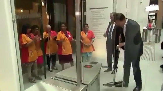 <p>La divertida reacción del primer ministro holandés tras derramar su café en un edificio gubernamental</p> <p>La divertida reacción del primer ministro holandés tras derramar su café en un edificio gubernamental</p>