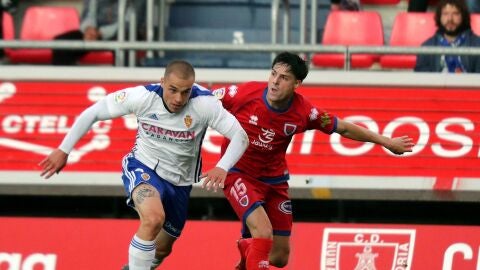 Jorge Marcos Pombo disputa el bal&oacute;n con Markel Etxeberr&iacute;a 