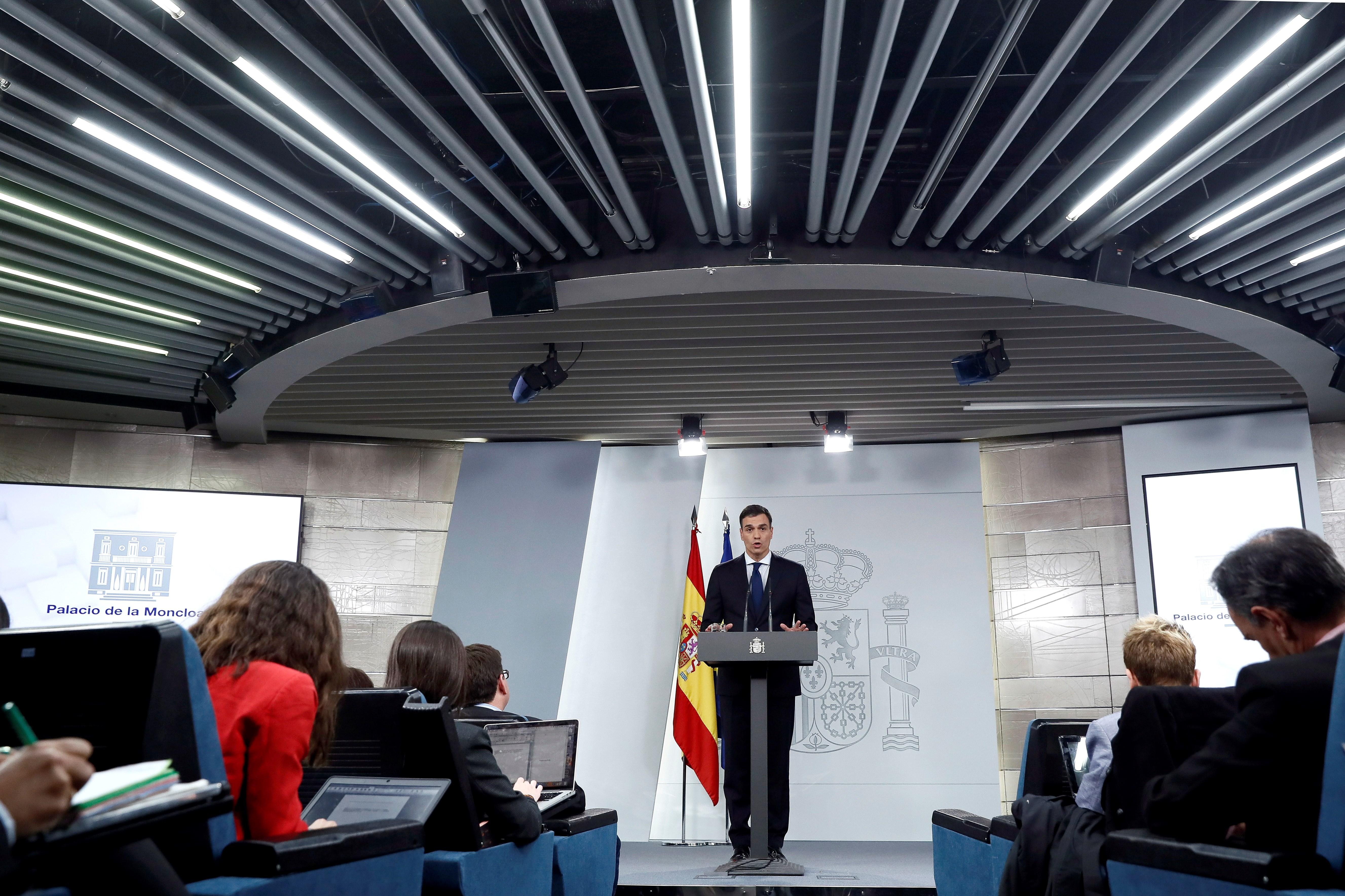 <p>El Consejo de ministros no podrá llamarse "de ministras" aunque sean mayoría porque induce a "confusión", según la RAE</p> <p>El Consejo de ministros no podrá llamarse "de ministras" aunque sean mayoría porque induce a "confusión", según la RAE</p>