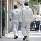 Investigadores de los Mossos d'Esquadra acceden a la vivienda del detenido en Vilanova i la Geltrú