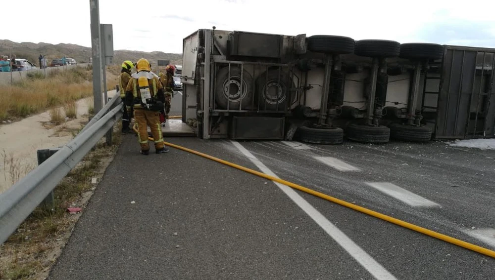 Bomberos junto al camión siniestrado en Elche Bomberos junto al camión siniestrado en Elche