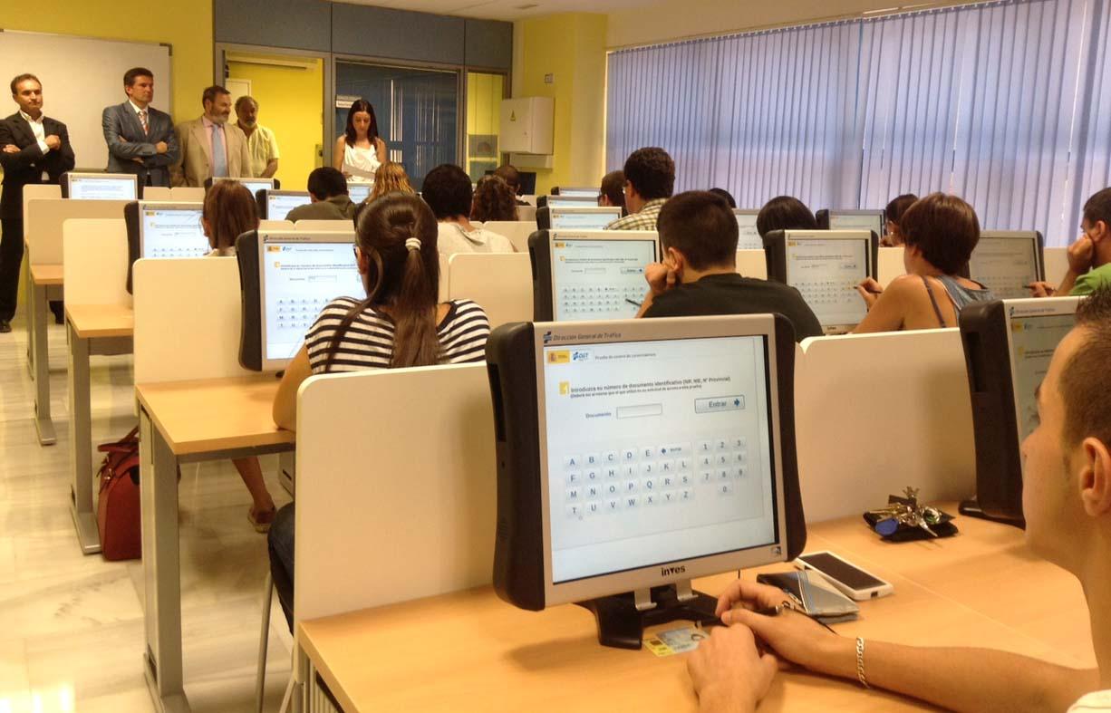 La Guardia Civil de Castellón detecta a 15 personas con dispositivos audiovisuales en el examen de conducir La Guardia Civil de Castellón detecta a 15 personas con dispositivos audiovisuales en el examen de conducir
