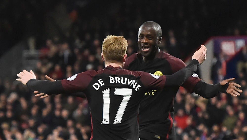 De Bruyne celebra un gol con Yaya Touré