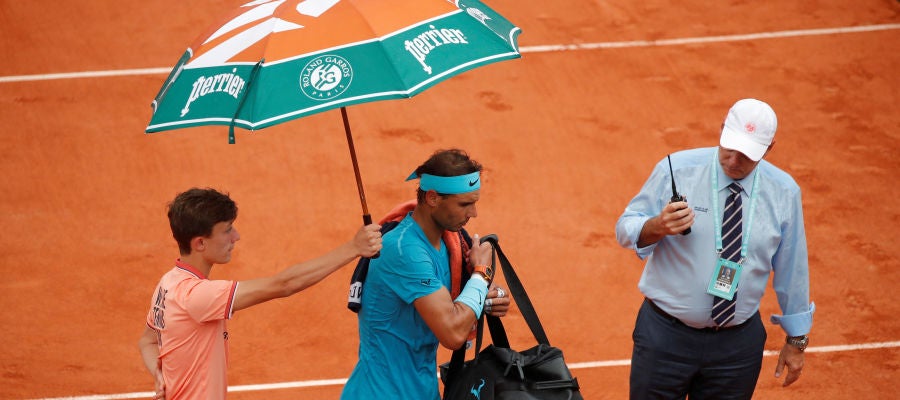 Nadal abandona la Phillipe Chartier protegido por un paraguas Nadal abandona la Phillipe Chartier protegido por un paraguas