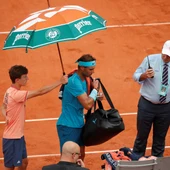 Nadal abandona la Phillipe Chartier protegido por un paraguas Nadal abandona la Phillipe Chartier protegido por un paraguas