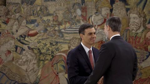 El Rey Felipe VI felicita a Pedro S&aacute;nchez