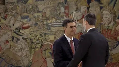 El Rey Felipe VI felicita a Pedro Sánchez El Rey Felipe VI felicita a Pedro Sánchez