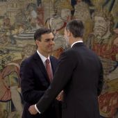 El Rey Felipe VI felicita a Pedro Sánchez