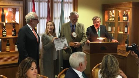 La presidenta del Congreso, Ana Pastor, ha hecho entrega del premio a la Fundaci&oacute;n Vicente Ferrer