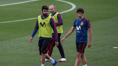 Jes&uacute;s Vallejo junto a Diego Costa y Andr&eacute;s Iniesta