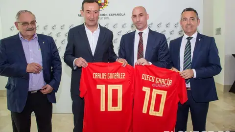 Luis Rubiales confirmó el Martínez Valero como sede del España-Croacia junto al alcalde Carlos González y el presidente del Elche, Diego García. LA SELECCIÓN ESPAÑOLA, EN ELCHE