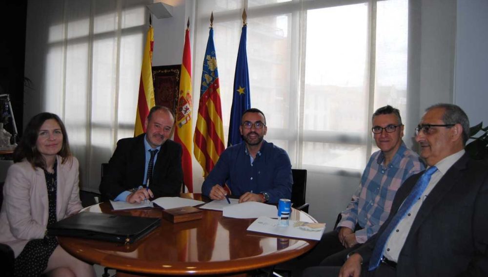 L´alcalde Benlloch junt amb representants del BBVA i el secretari de l´Ajuntament durant la signatura del préstec. 