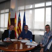 L´alcalde Benlloch junt amb representants del BBVA i el secretari de l´Ajuntament durant la signatura del préstec. 