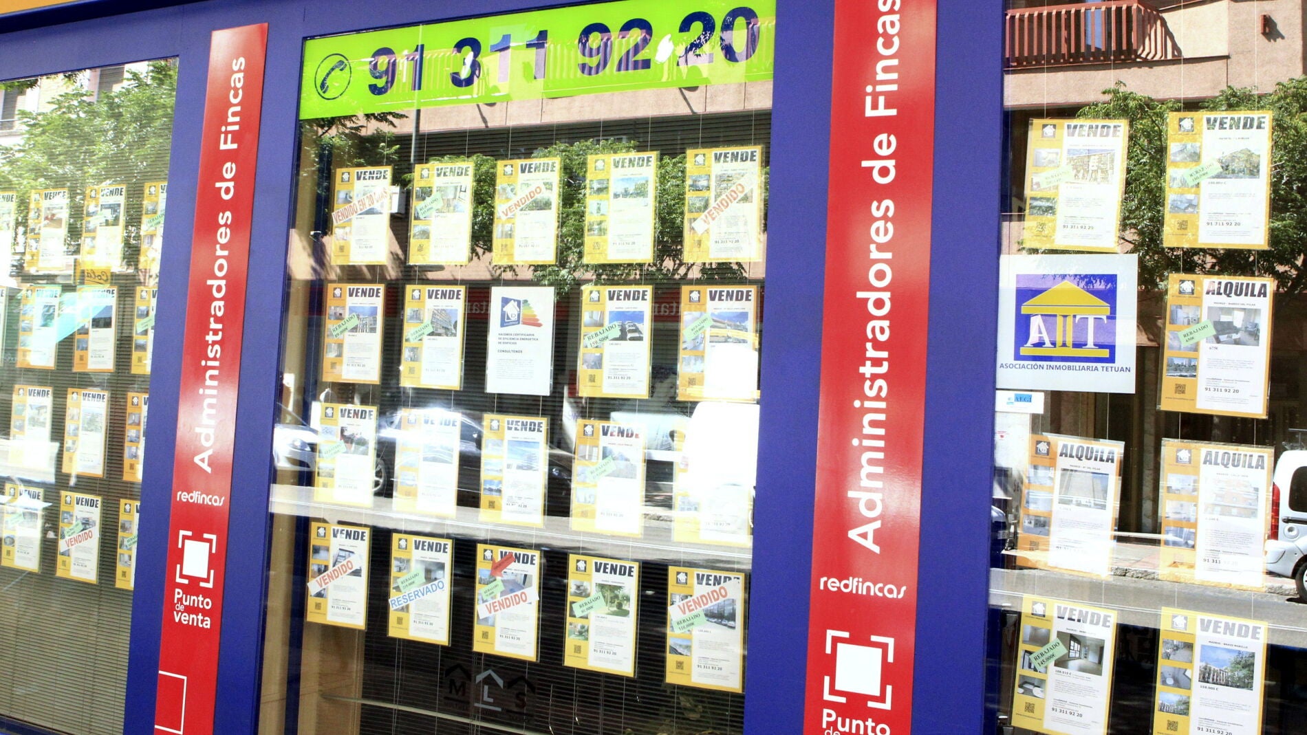 Imagen de archivo del escaparate de una inmobiliaria en Madrid, con anuncios de pisos en alquiler