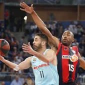Jason Granger trata de taponar a Juan Carlos Navarro Jason Granger trata de taponar a Juan Carlos Navarro