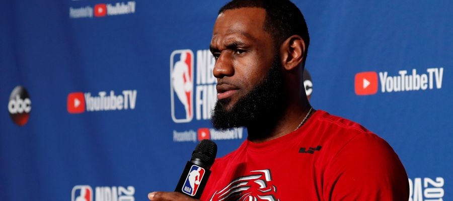 LeBron James atiende a los medios en rueda de prensa LeBron James atiende a los medios en rueda de prensa