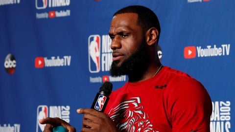 LeBron James atiende a los medios en rueda de prensa