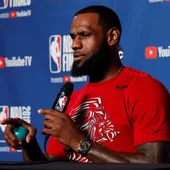 LeBron James atiende a los medios en rueda de prensa LeBron James atiende a los medios en rueda de prensa